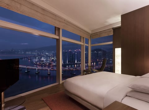 Suite, Corner (Marina Ocean) | Minibar, in-room safe, desk, laptop workspace
