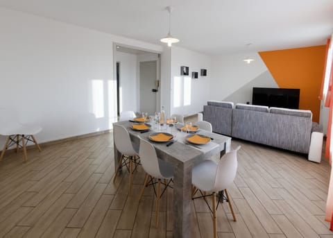 Apartment, 2 Bedrooms | In-room dining