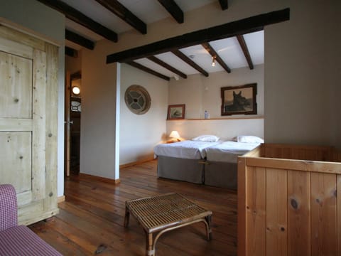 House | 12 bedrooms, individually furnished