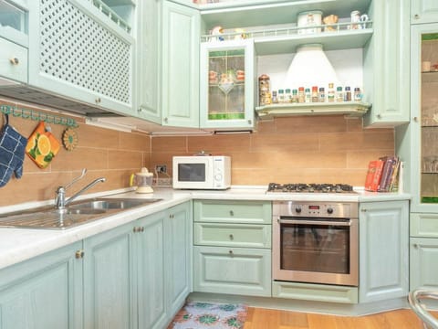 House | Private kitchen | Coffee/tea maker, highchair, cookware/dishes/utensils