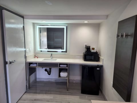 Room, 1 King Bed, Non Smoking | Desk, free WiFi, bed sheets