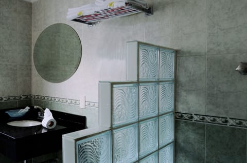 Junior Single Room, 1 King Bed, Private Bathroom | Bathroom | Shower, free toiletries, hair dryer, towels