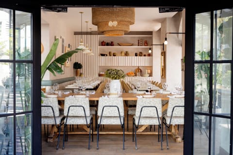 4 restaurants; breakfast, lunch, dinner, and brunch served