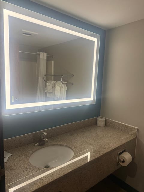 Combined shower/tub, rainfall showerhead, free toiletries, hair dryer