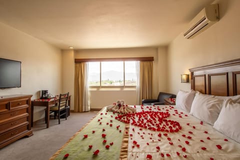 Suite, 1 King Bed, Non Smoking, Hot Tub | Minibar, in-room safe, individually decorated, individually furnished