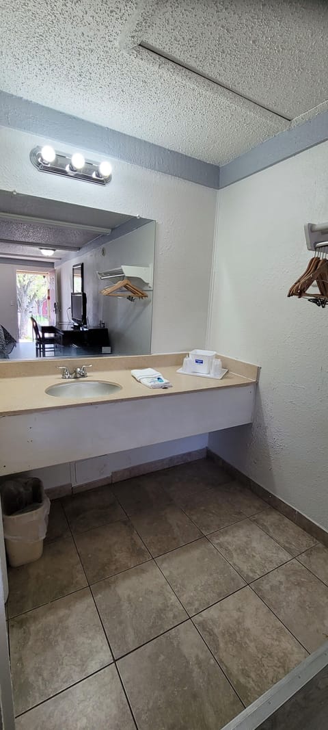 Standard Room, 1 King Bed, Non Smoking | Bathroom | Combined shower/tub, hydromassage showerhead, towels