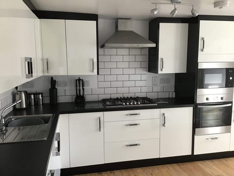 Cottage | Private kitchen | Fridge, microwave, oven, stovetop