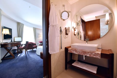 Deluxe Double Room, Garden View | Bathroom | Shower, free toiletries, hair dryer, bathrobes