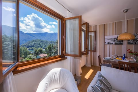 Family Apartment, 3 Bedrooms, 2 Bathrooms, Mountainside (Bellavista Mezzegra) | Living room | Flat-screen TV, stereo