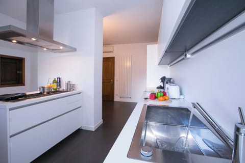 Full-size fridge, microwave, oven, stovetop