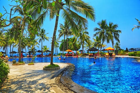 Outdoor pool, pool umbrellas, sun loungers