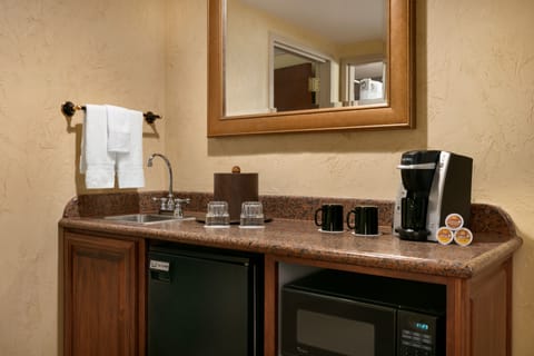 Lakefront Ambassador King suite | Private kitchenette | Coffee/tea maker