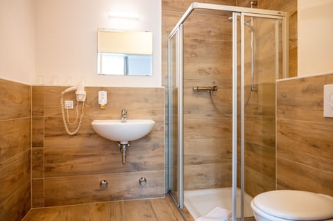 Quadruple Room | Bathroom | Shower, rainfall showerhead, hair dryer, towels