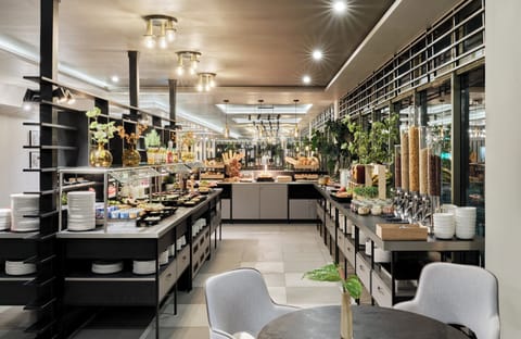 Buffet breakfast for a fee on weekdays