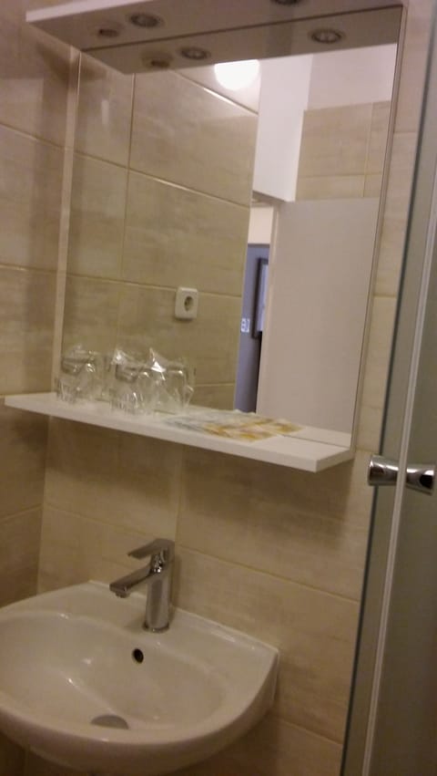 Duplex room, City view | Bathroom sink