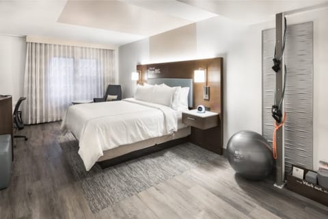 Standard Room, 1 King Bed | Hypo-allergenic bedding, in-room safe, desk, blackout drapes