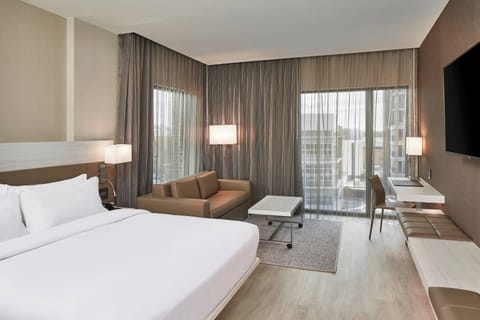 Premium bedding, in-room safe, desk, laptop workspace