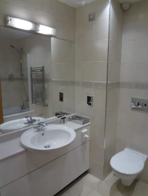 Combined shower/tub, deep soaking tub, free toiletries, hair dryer
