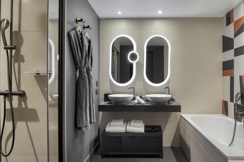 Eylau Junior Suite | Bathroom | Separate tub and shower, rainfall showerhead, free toiletries