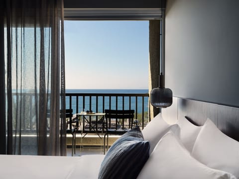 Deluxe Suite with Sea View | In-room safe, free WiFi, bed sheets