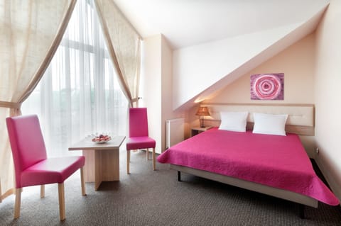 Standard Double or Twin Room | Hypo-allergenic bedding, desk, iron/ironing board