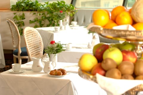 Daily buffet breakfast for a fee