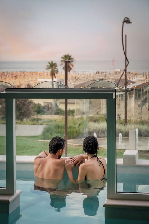 Couples treatment rooms, sauna, hot tub, Turkish bath, body treatments