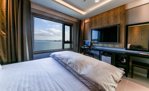 Standard Double Room, 1 Queen Bed, Ocean View | Individually decorated, individually furnished, desk, laptop workspace