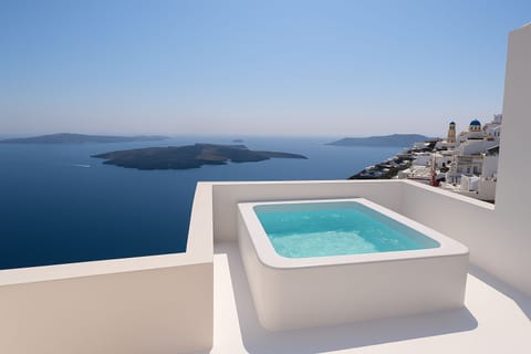 Double Room with Caldera View & Outdoor Hot Tub | Hypo-allergenic bedding, minibar, in-room safe, desk