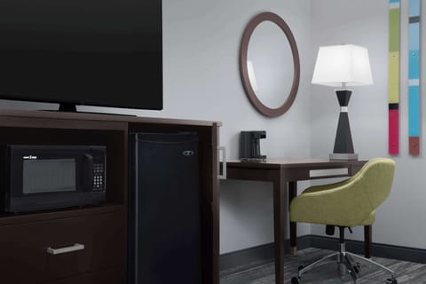 Hypo-allergenic bedding, in-room safe, desk, laptop workspace