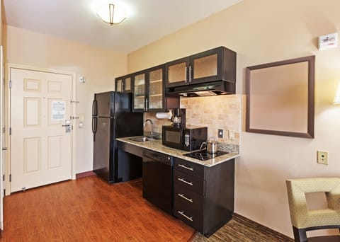 Full-size fridge, microwave, stovetop, dishwasher