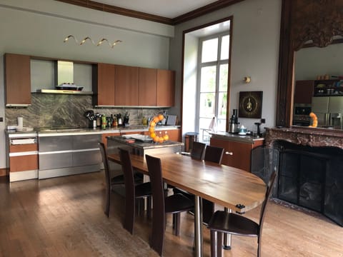 Daily continental breakfast (EUR 14 per person)