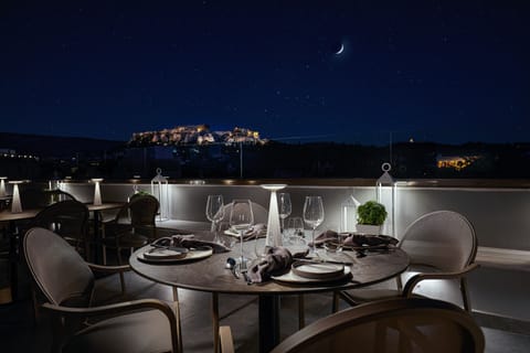 Lunch and dinner served, international cuisine