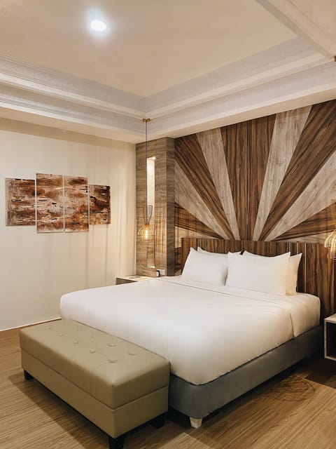 Presidential Room | Minibar, in-room safe, iron/ironing board, WiFi (free)