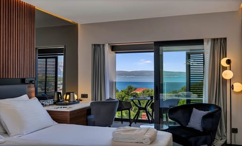 Superior Double Room, Balcony, Sea View | Minibar, in-room safe, individually furnished, desk