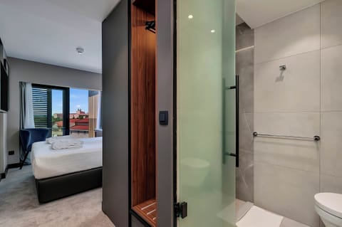 Standard Single Room, Balcony | Minibar, in-room safe, individually furnished, desk