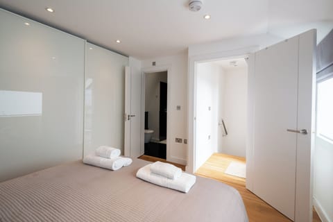 House (3 Bedrooms) | 3 bedrooms, desk, laptop workspace, iron/ironing board