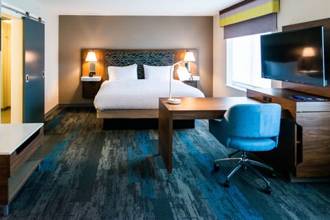 Hypo-allergenic bedding, in-room safe, desk, blackout drapes