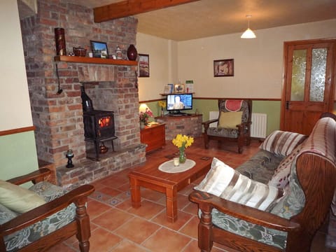 Cottage, 2 Bedrooms, Kitchen | Living room | DVD player