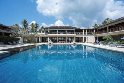 Outdoor pool, pool umbrellas, sun loungers