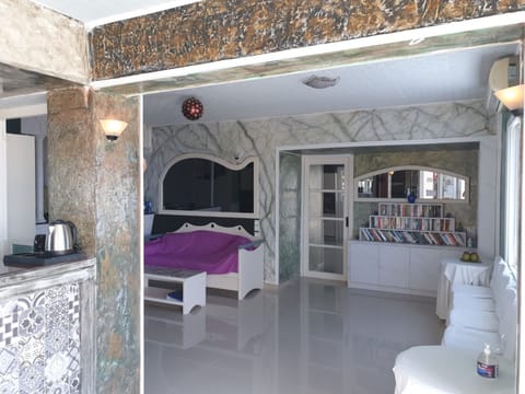 Room, 1 Bedroom, Smoking, Balcony | Library