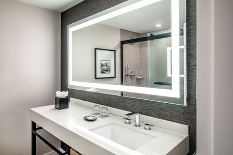 Combined shower/tub, free toiletries, hair dryer, towels