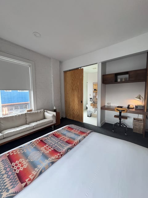 Deluxe Room with Private Bathroom | Hypo-allergenic bedding, individually decorated, desk