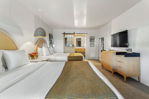 Double Queen | Premium bedding, memory foam beds, desk, laptop workspace