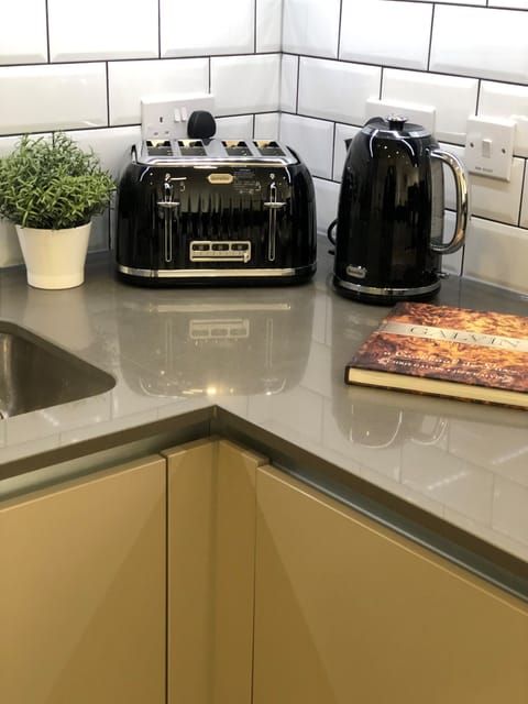 Luxury Apartment, Ensuite (2 Bedroom, 2 Bathroom) | Shared kitchen