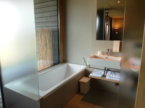 Panoramic Room | Bathroom | Shower, rainfall showerhead, free toiletries, hair dryer