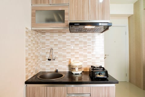 Room | Private kitchenette | Fridge, stovetop, cookware/dishes/utensils