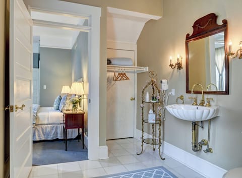 Atkinson Suite | Bathroom | Free toiletries, hair dryer, towels