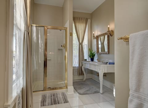 Frederick Premium Suite | Bathroom | Free toiletries, hair dryer, towels