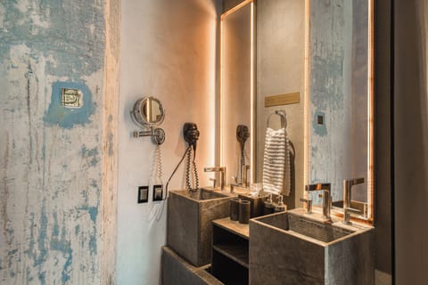 Master Suite | Bathroom | Shower, rainfall showerhead, free toiletries, hair dryer